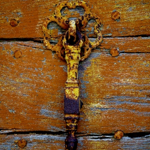 Vieil heurtoir rouillé sur porte cloutée - France  - collection de photos clin d'oeil, catégorie portes